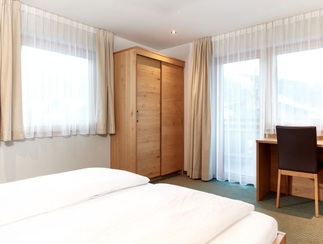 Schlafzimmer mit Doppelbett, Flat-TV und Balkon