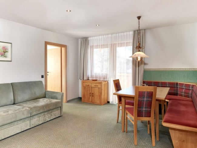 Geräumiges Wohnzimmer mit Couch und Esstisch